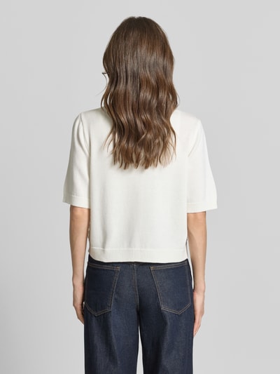 Frauenmodel trägt Regular Fit Cardigan mit floralem Design von More & More in Creme, Baumwoll-Mix, Halbarm, elastische Abschlüsse, Ganzkörperansicht Rückansicht.