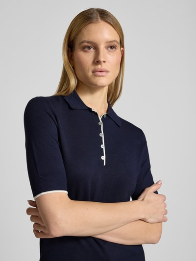 Modelka kobieca ma na sobie Strickshirt aus Viskose-Mix von Christian Berg Woman, krój slim fit, półrękaw, granatowy, widok z przodu, zbliżenie na górną część ciała.