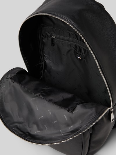 Produktfoto, Rucksack mit Label-Prägung Modell 'Ray' von BOSS, fein strukturiertes Design, Hauptfach mit Reißverschluss, schwarze Farbe.