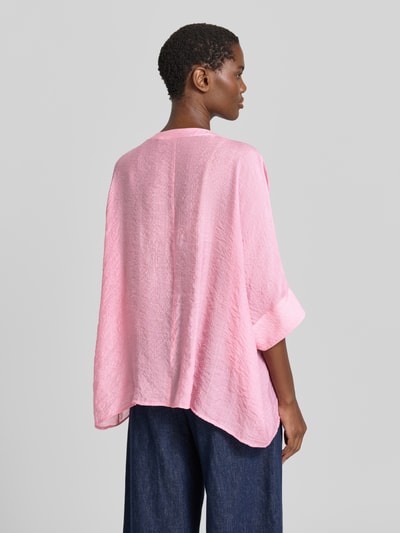 Frauenmodel trägt Relaxed Fit Bluse aus Viskose-Mix mit 3/4-Arm von comma in Rosa, strukturierte Textur, Rückenansicht, Ganzkörperansicht.