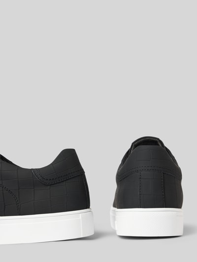 Produktfoto, Sneaker mit Strukturmuster Modell 'Essence' von Hide&Jack für Herren, abgerundete Form, Schnürverschluss, schwarze strukturierte Oberfläche mit Label-Details, Label-Prägung, weiße strukturierte Sohle, Absatzhöhe 3 cm, Schafthöhe 7 cm, Schaftweite 10 cm, seitliche und Rückansicht