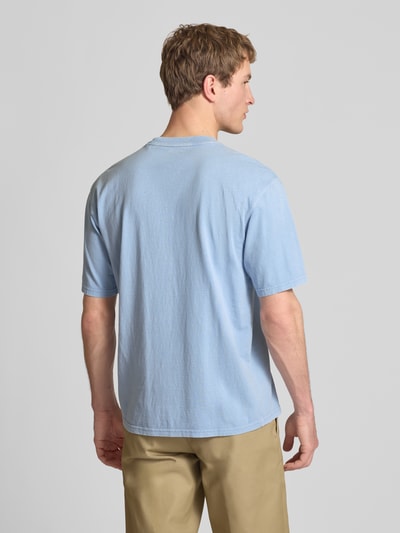 Männermodel trägt T-Shirt mit Rundhalsausschnitt und Label-Stitching von Dickies in Hellblau, Regular Fit, reine Baumwolle, Rückenansicht Ganzkörperansicht.