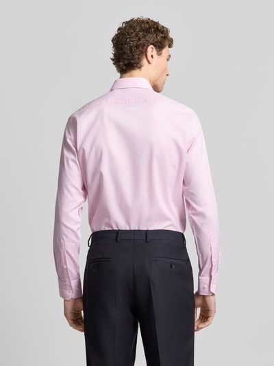 Männermodel trägt Regular Fit Freizeithemd aus Baumwoll-Mix Modell 'H-JOE-K-C1-261' von BOSS in Rosa, Ganzkörperansicht Rückansicht