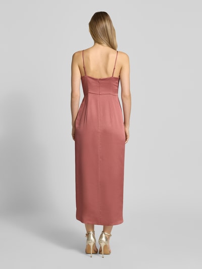 Frauenmodel trägt Regular Fit Midikleid mit verlängerter Rückseite von Jake*s Cocktail in Satin mit Spaghetti-Trägern, Ganzkörperansicht Rückansicht.