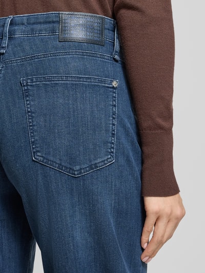 Frauenmodel trägt Barrel Fit Jeans mit Eingrifftaschen Modell 'Danni' von MAC, blauer Baumwoll-Mix mit Stretch-Anteil, Detailaufnahme Rückansicht.