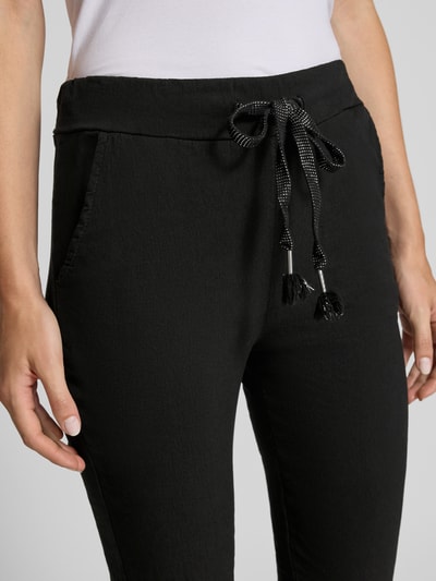 ZABAIONE Spodnie materiałowe o kroju skinny fit z tunelem Czarny 3