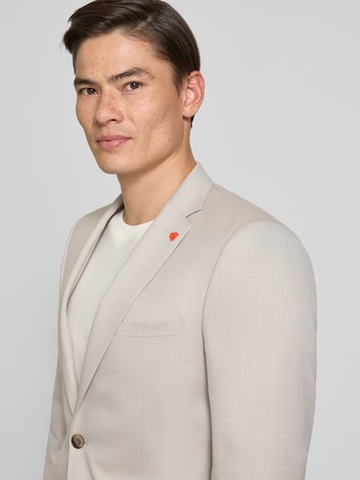 Männermodel trägt Slim Fit 2-Knopf-Sakko mit Pattentaschen von Roy Robson in Beige, Struktur sichtbar, Material-Mix, Nahaufnahme Oberkörper.