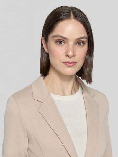 Frauenmodel trägt Slim Fit Blazer mit Paspeltaschen Modell 'KATE PIQUE' von ICHI aus Baumwoll-Mix, Nahaufnahme Oberkörper.