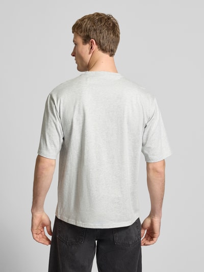 Levi's® T-shirt o kroju relaxed fit z czystej bawełny Jasnoszary 5