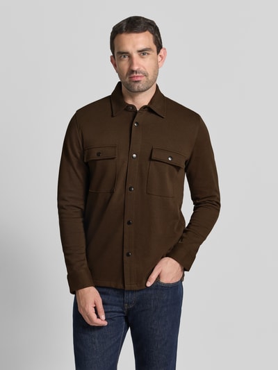 Männermodel trägt Relaxed Fit vrijetijdsoverhemd uit katoenmix model 'JACKIE' van Selected Homme, Heren, bruin, Ganzkörperansicht von vorne
