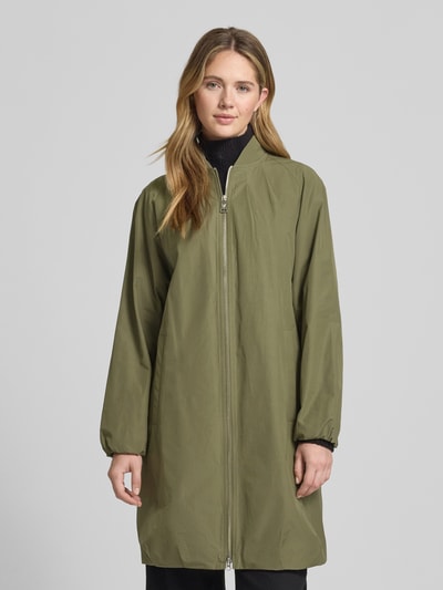 Frauenmodel trägt Mantel mit Stehkragen und Zweiwege-Reißverschluss von Fuchs Schmitt, olivgrün, Relaxed Fit, Material-Mix, Ganzkörperansicht von vorne