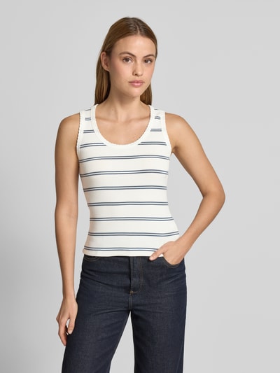 Frauenmodel trägt Tanktop mit Feinripp und Rundhalsausschnitt von Jake*s Casual, Baumwoll-Mix mit Stretch-Anteil, Körpernaher-Schnitt, Wellensaum, Ganzkörperansicht von vorne.