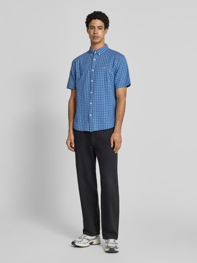 Männermodel trägt Relaxed Fit vrijetijdsoverhemd uit puur katoen model 'AUTHENTIC BUTTON DOWN' van Levi's®, meerkleurig geruit, korte mouw, button-downkraag, doorlopende knoopsluiting, labelstitching, achterpas, afgeronde rompzoom, oxford materiaal, frontale volledige lichaamsweergave.