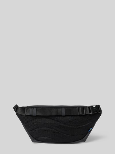 Produktfoto, schwarze Bauchtasche mit Logo-Detail Modell 'SPLÄSH BUMBAG' von GASTON LUGA, Reißverschluss, strukturierte Oberfläche, verstellbarer Trageriemen, Maße 32x15x4 cm, Länge Schulterriemen 88 cm.