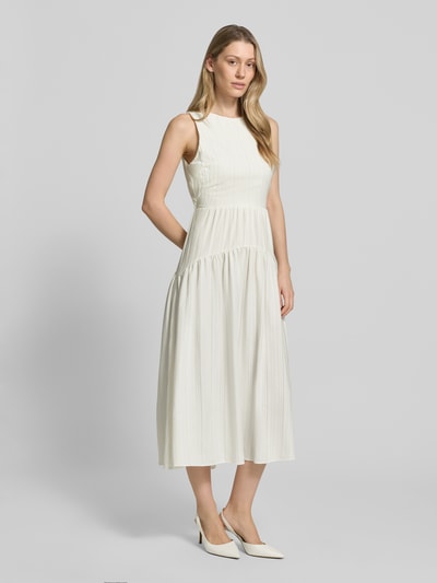 Frauenmodel trägt Cocktailkleid mit Cut Out im Rücken von Little Mistress, cremefarben, Taillierter Schnitt, Midikleid, Rundhalsausschnitt, Rückenlänge bei Größe 36: 120 cm, Ganzkörperansicht von vorne.
