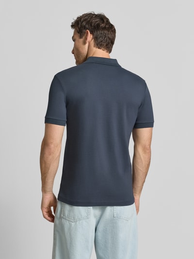 Mannelijk model draagt donkerblauw regular fit poloshirt uit katoenmix model 'Passenger' van BOSS Orange, heren poloshirt, volledige rugaanzicht.
