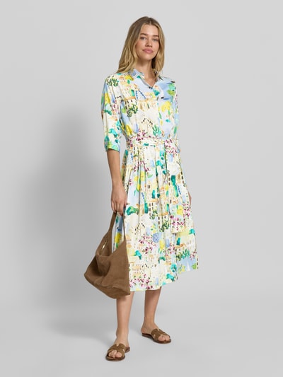 Frauenmodel trägt Hemdblusenkleid mit Bindegürtel und Knopfleiste von Milano Italy aus Reine Baumwolle, Taillierter Schnitt, Midikleid, Hemdblusenkragen, bunte Muster, Ganzkörperansicht von vorne.