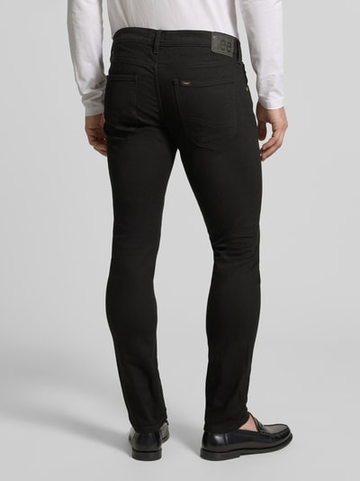 Männermodel draagt Slim Fit Jeans im 5-Pocket-Design Modell 'LUKE' van Lee in zwart katoenmix met stretch, nauwsluitend model, binnenbeenlengte 78 cm, bandwijdte 43 cm, knoop- en ritssluiting, ganzkörperansicht achteraan.