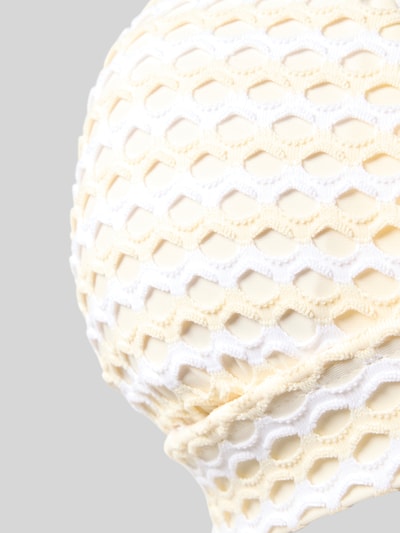 Frauenmodel trägt Bikini-Oberteil mit flexiblen Trägern von Seafolly, cremeweiß, Mesh-Struktur, detailreiche Nahaufnahme Oberkörper.
