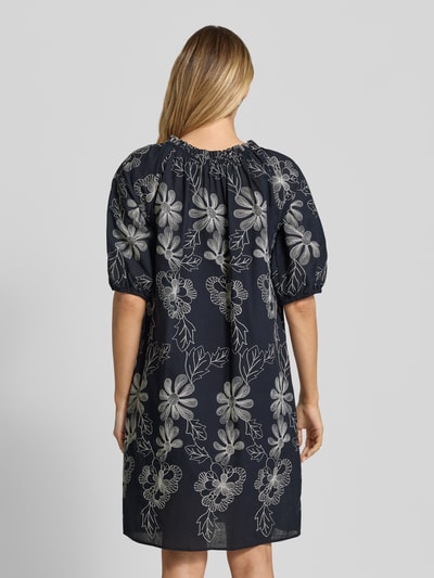 Frauenmodel trägt Knielanges Kleid mit Rundhalsausschnitt und Raffungen von Milano Italy, Baumwoll-Mix, Loose-Fit, floraler Print, 1/2-Arm, Knielänge, Rückansicht, Ganzkörperansicht Rückansicht. Rückenlänge 91 cm, Brustweite 53 cm, Ärmellänge 35 cm bei Größe 36.
