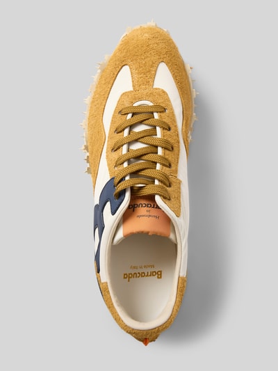 Produktfoto, Sneaker aus Leder-Textil-Mix mit profilierter Sohle von Barracuda, Herrenschuh in Beige, Weiß und Blau, abgerundete Spitze, Schnürung, Absatzhöhe bei Größe 44: 3 cm, Schafthöhe bei Größe 44: 10 cm, Schaftweite bei Größe 44: 10 cm, strukturierte Textur und Farbkontraste.