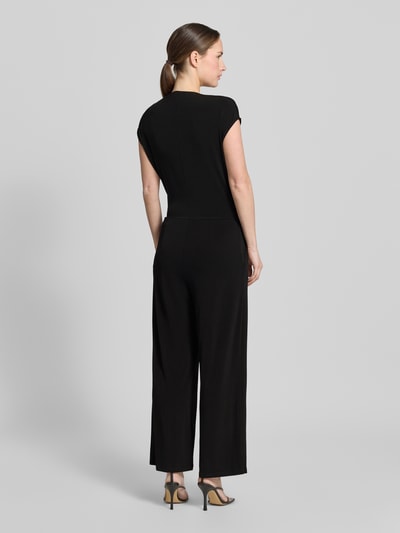 Vrouwenmodel draagt Jumpsuit in wikkellook met V-hals van ROBE LÉGÈRE in zwart, materiaalmix met stretch, regular fit, ruglengte maat 36: 49 cm, borstwijdte: 42 cm, totale lengte: 147 cm, binnenbeenlengte: 63 cm, volledig zwart, rechte pijpen, gladde textuur, effen kleur, Ganzkörperansicht Rückansicht.