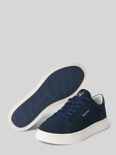 Produktfoto, Sneaker aus echtem Leder mit Logo-Prägung Modell 'Julien' von HECHTER PARIS in Dunkelblau mit Velours-Optik, abgerundete Passform, Schnürverschluss, weißer Sohle, Absatzhöhe 4 cm, Schafthöhe 8 cm, Schaftweite 12 cm bei Größe 44.