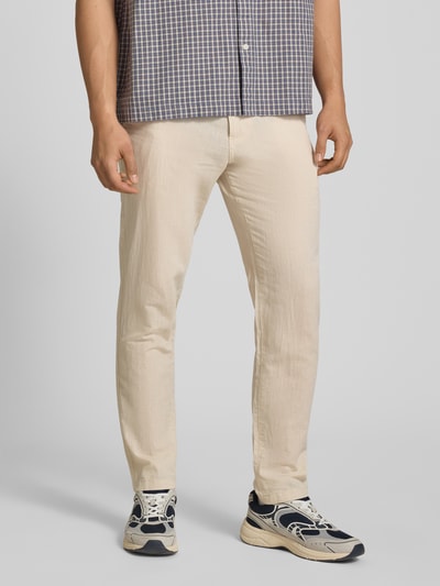 Mannenmodel draagt Tapered Fit broek met steekzakken model 'STACE' van Jack & Jones in beige materiaalmix met katoen, tapered fit, bandwijdte maat 32/32 45 cm, binnenbeenlengte 77 cm, voorkant gehele lichaam