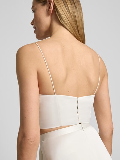 Männermodel trägt Cropped Trägertop mit Wasserfall-Ausschnitt von Jake*s Cocktail, satynowy materiał, kolor ecru, spód gładki, długość tyłu w rozmiarze 36: 31 cm, Tylny widok całej sylwetki