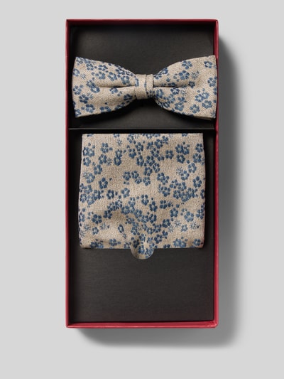 Produktfoto, Fliege im Set mit Einstecktuch Modell 'Pixton' von CG - Club of Gents im Allover-Look, Material-Mix mit Baumwoll-Anteil, klassische Form, beige mit blauen floralen Mustern, strukturierte Oberfläche