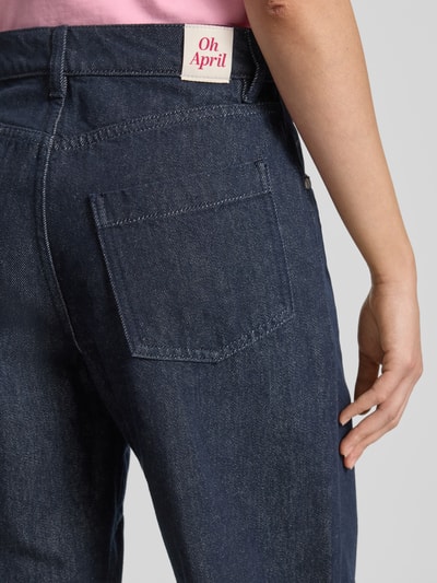 Frauenmodel trägt Wide Leg Jeans im 5-Pocket-Design Modell 'Emelie' von OH APRIL aus reiner Baumwolle in Dunkelblau, Nahaufnahme Rückansicht.