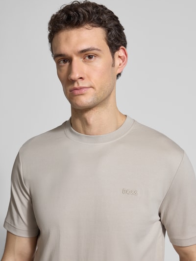 Männermodel trägt Regular Fit T-Shirt aus reiner Baumwolle Modell 'TE_INTERLOCK' von BOSS Orange in Unifarben mit Label Stitching, Nahaufnahme Oberkörper.