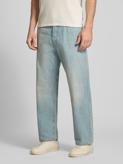 Männermodel trägt Baggy Fit Jeans im Used-Look Modell 'ALEX' von Jack & Jones, helle Waschung, Baumwolle, Eingrifftaschen, Ganzkörperansicht von vorne.