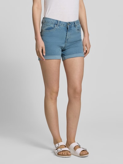 Vrouwenmodel draagt Regular Fit Jeansshorts uit katoenmix model 'LUNA' van Vero Moda met denimlook, labelpatch, 5-pocketmodel, lichtblauw; voorkant, volledige lichaamsweergave.