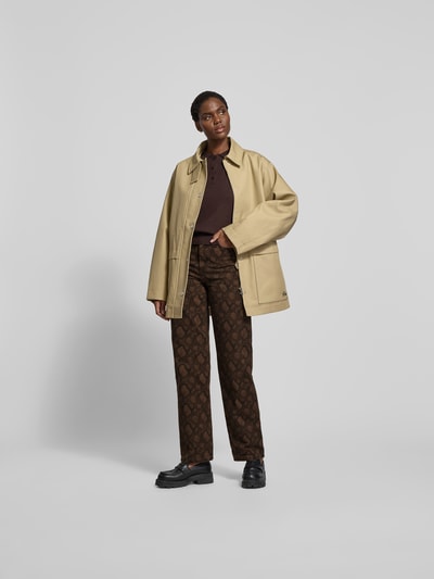 Frauenmodel trägt Straight Fit Jeans mit 5-Pocket-Design von ROTATE aus reiner Baumwolle, gerader Schnitt, dunkles Muster, Ganzkörperansicht von vorne.