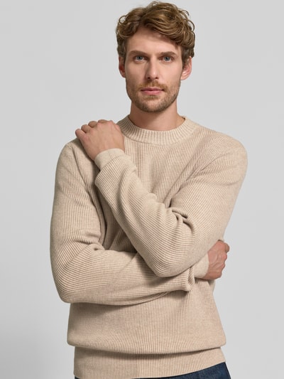 Männermodel trägt cremefarbenen Regular Fit Pullover aus Viskose-Mix Modell 'MATTI' von Jake*s, Herren Pullover, Nahaufnahme Oberkörper.
