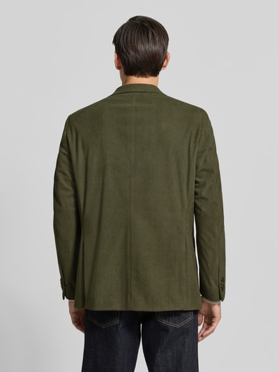 Männermodel trägt Regular Fit Sakko in Cord-Optik von Christian Berg Men in Olivgrün, strukturierte Oberfläche, Ganzkörperansicht Rückansicht.