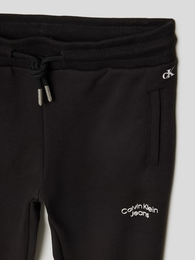 Calvin Klein Jeans Sweatpants mit Label-Print Modell 'STACK LOGO SWEATPANTS' Schwarz 2