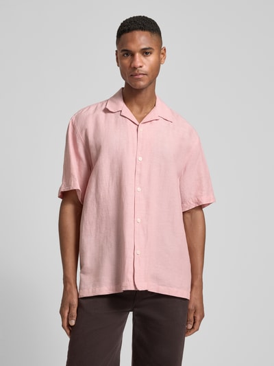 Männermodel trägt Relaxed Fit Freizeithemd aus Leinen-Baumwoll-Mix Modell 'RLXCLAY' von HUGO, Optik: Unifarben, Struktur, Ganzkörperansicht von vorne.
