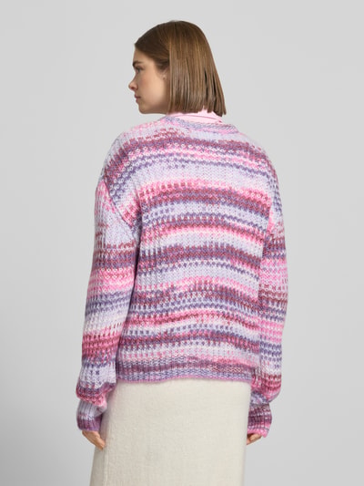 Frauenmodel trägt Regular Fit Pullover in Strick-Optik Modell 'Simone' von JJXX, Rundhalsausschnitt, pastellfarbene Streifen, Ganzkörperansicht Rückansicht