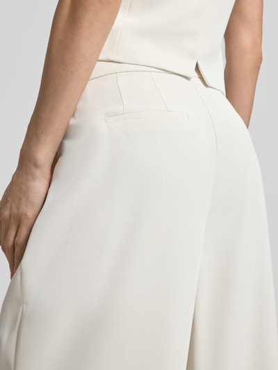 Frauenmodel trägt Wide Leg Stoffhose mit Raffungen von Christian Berg Cocktail in Creme, Elastischer-Material-Mix, Detailaufnahme Rückansicht.