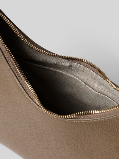 Produktfoto, Shoulder Bag aus echtem Leder mit Logo-Detail Modell 'Goccia' von FURLA, beige mit goldfarbenem Reißverschluss, feine Lederstruktur. Hauptfach und Futter erkennbar, Maße 22x23x7 cm, Schulterriemen 56 cm.
