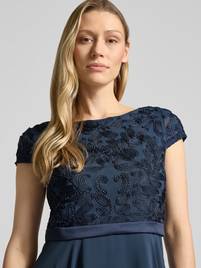 Kobiece model prezentuje sukienka koktajlowa mit Stitchings und Perlen von Christian Berg Cocktail, mieszanka materiałów z dodatkiem streczu, linia a, sukienka midi, okrągły dekolt, długość tyłu w rozmiarze 36: 124 cm, szerokość w rozmiarze 36: 45 cm, zbliżenie na górną część ciała