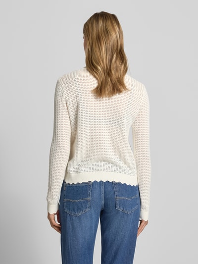 Frauenmodel trägt Regular Fit Strickjacke aus reiner Baumwolle Modell 'SCOUT' von Pieces, Optik: Unifarben, Semitransparente-Optik, Rundhals, Langarm, Strick, Rumpfabschluss gerippt, Ganzkörperansicht Rückansicht.