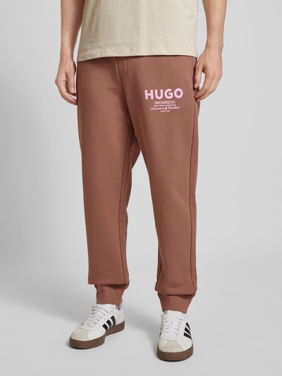 Hugo Blue Spodnie dresowe o kroju tapered fit z nadrukiem z logo model ‘Nevez’ Średniobrązowy 4