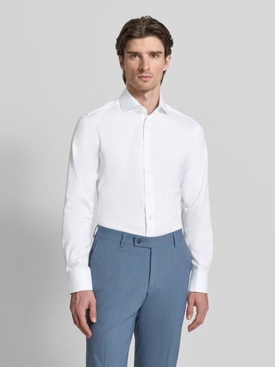 Męski model nosi Slim Fit Businesshemd in Premiumqualität od ETERNA, biały, czysty len, delikatna struktura, kołnierz włoski, krój slim fit, długi rękaw, szwy modelujące, łatwe w pielęgnacji, unikalny materiał, widok całego ciała z przodu.