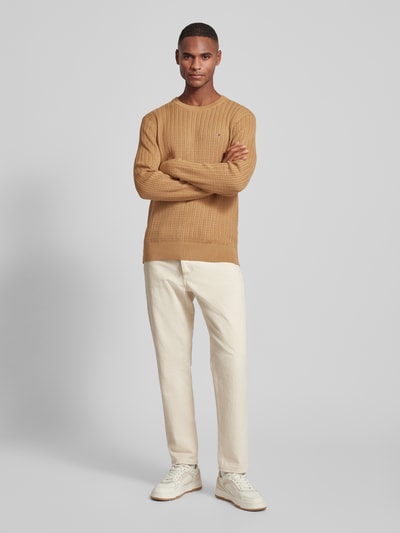 Tommy Hilfiger Sweter o kroju slim fit z dzianiny o fakturze jodełki Camel 1