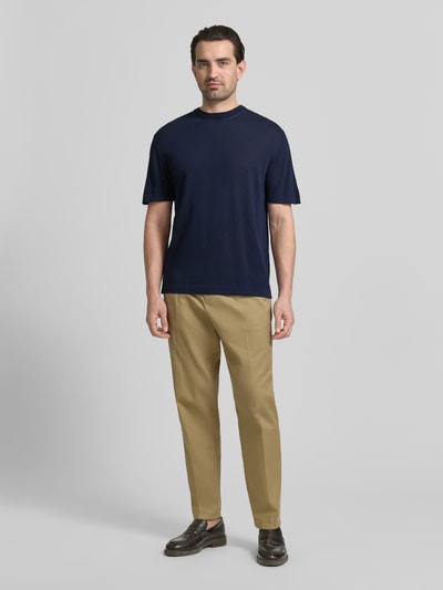 Männermodel trägt T-Shirt mit geripptem Rundhalsausschnitt von CRUNA, reine Baumwolle, Regular Fit, marineblau, Ganzkörperansicht von vorne.