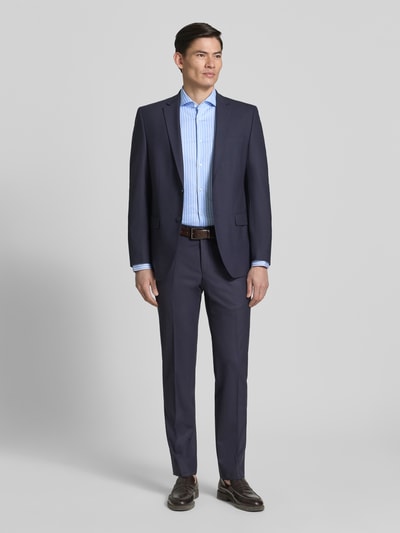 Mannelijk model draagt Slim Fit Businesshemd uit katoenmix model 'HANK-SP-C1' van BOSS in tweekleurige look met streepmotief, lange mouwen, haaikraag en doorlopende knoopsluiting, detail achterpas, kleur lichtblauw-wit, materiaal katoenmix, Ganzkörperansicht van voren.