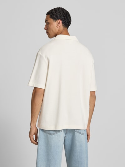 Männermodel trägt Relaxed Fit Freizeithemd aus reiner Baumwolle von Calvin Klein Jeans, Optik: Unifarben, Piqué Material, Ganzkörperansicht Rückansicht.
